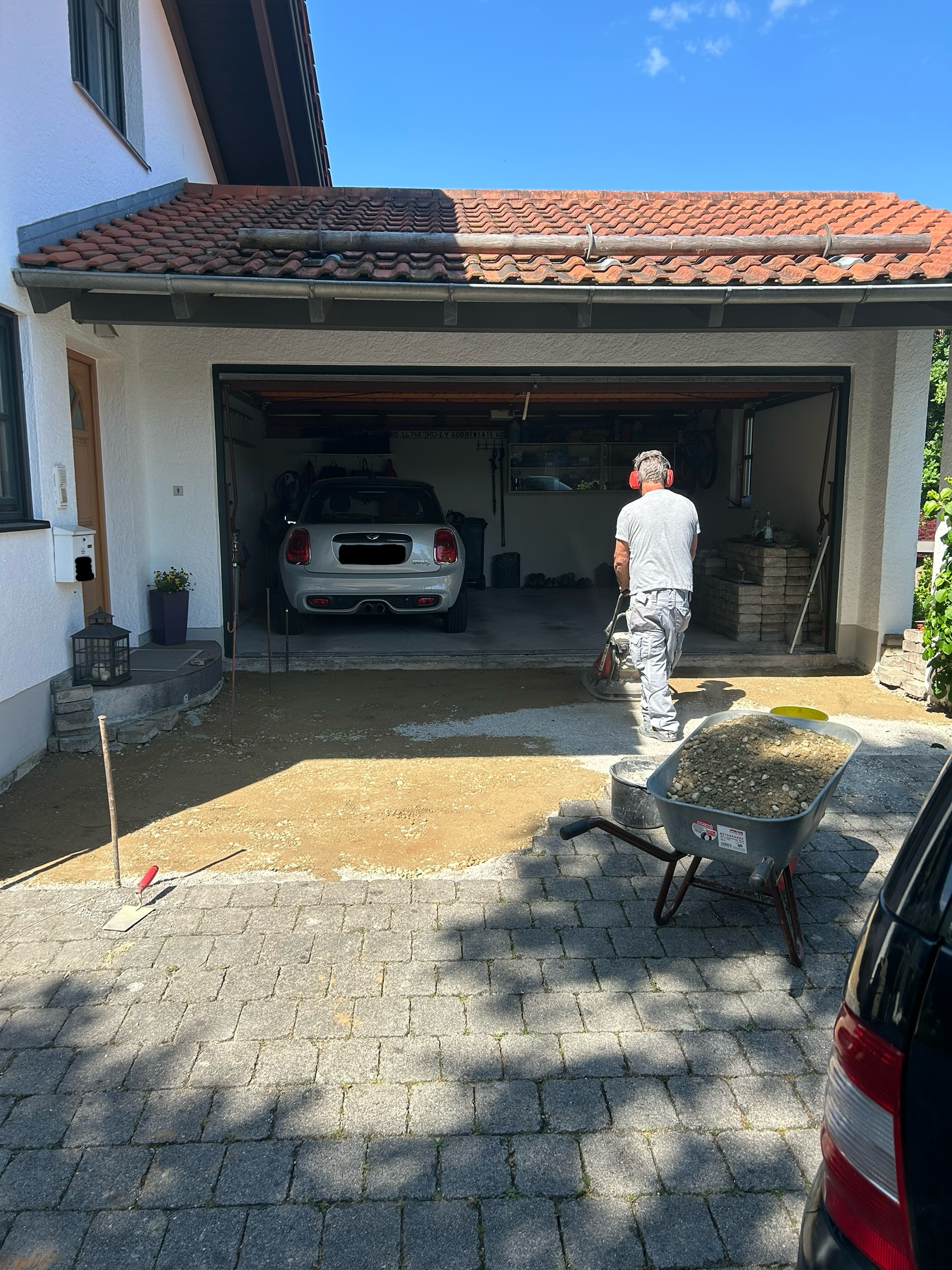 Ausbesserungsarbeiten einer Garagenzufahrt mit Pflasterarbeiten in Bad Aibling und im Landkreis Rosenheim